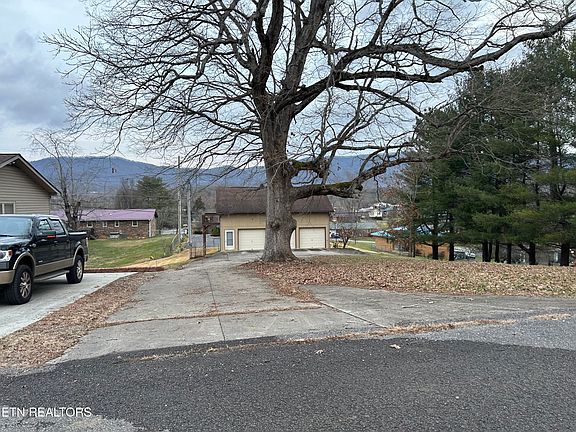 3rd image of 160 Lincoln Dr