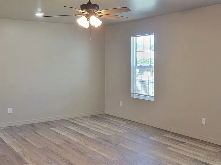 2112 Axtell St — Photo 8