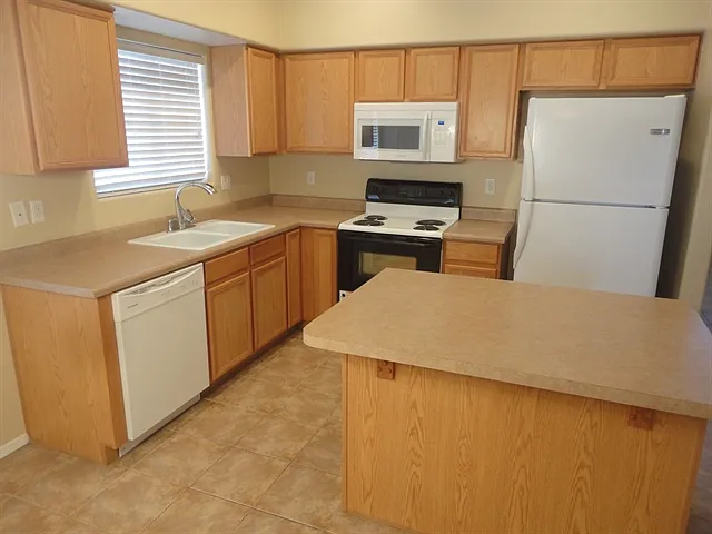 5711 W Shady Grove Dr — Photo 2