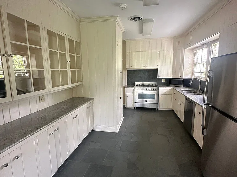 946 Delaware St — Photo 2
