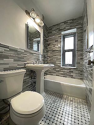 4th image of 250 E 63rd St APT 304