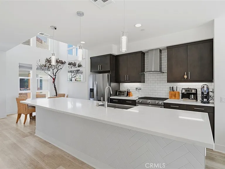 1660 Topanga — Photo 1
