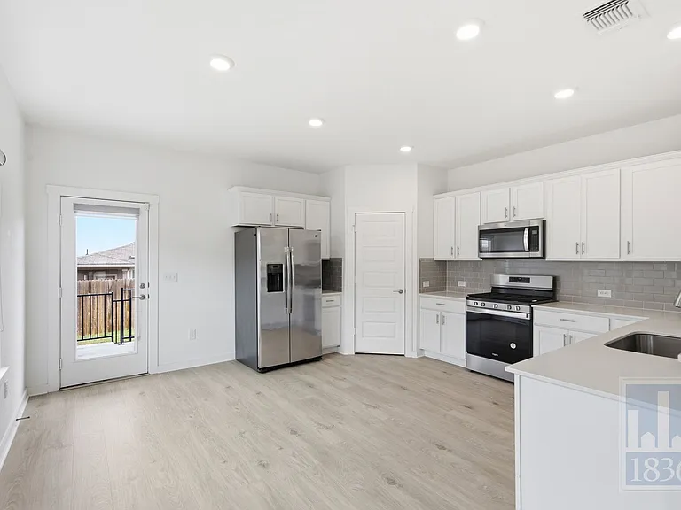 10925 Tildon Ave — Photo 7