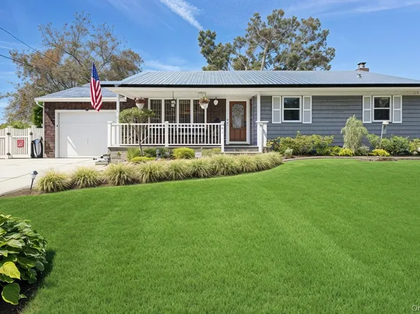 20 Newark Street, Lindenhurst, NY 11757