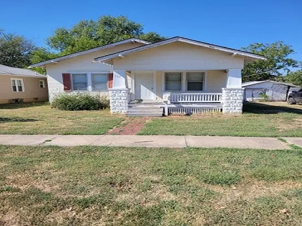 117 N Park St, Winfield, KS 67156