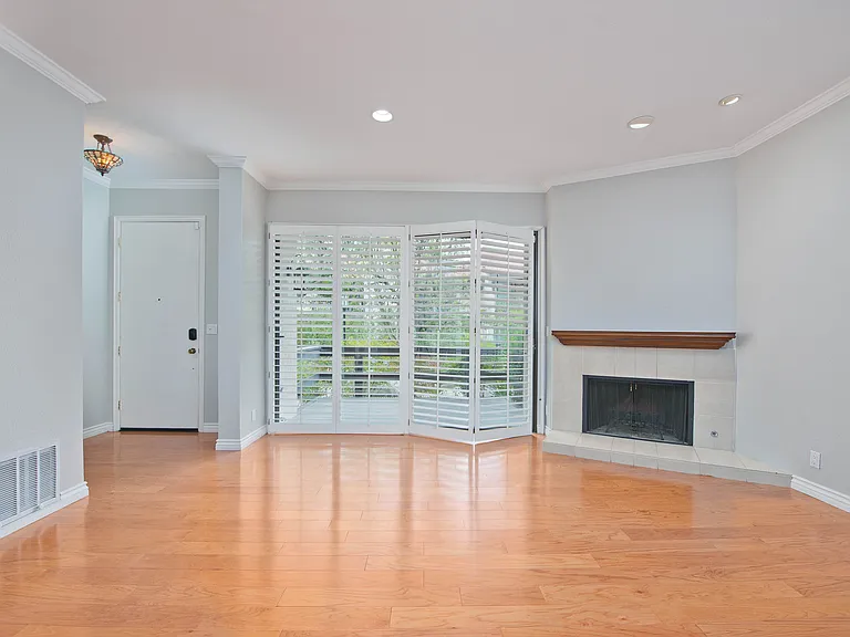 21730 Marylee St — Photo 5