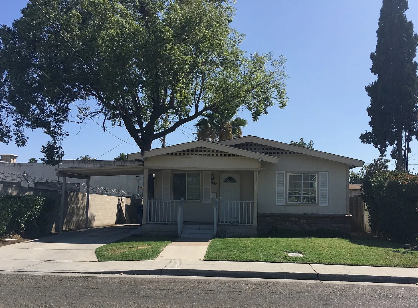 Cute & cozy home near Fresno City College — Photo 1