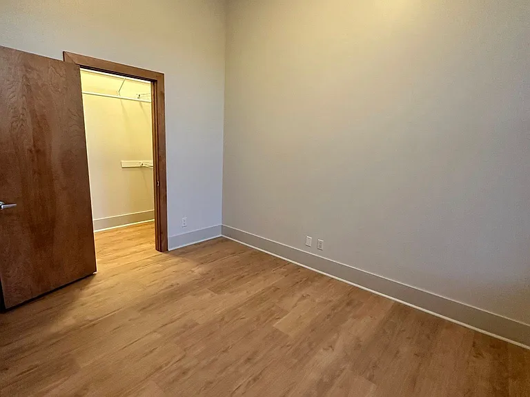 537 W 2nd St #201 — Photo 9