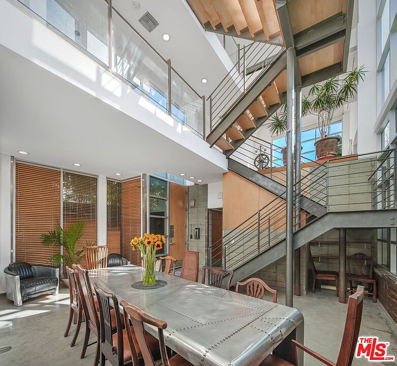 1st image of 411 N Venice Blvd #2