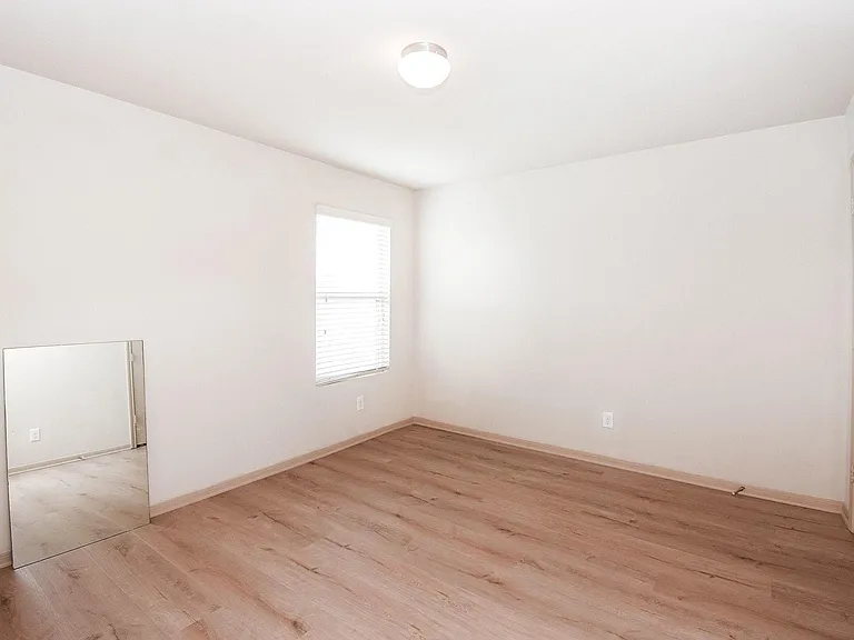 2106 Harmon Crest Ct — Photo 32
