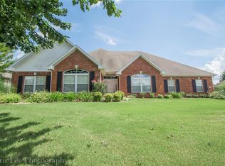 2098 N Hartford Dr, Fayetteville, AR 72701