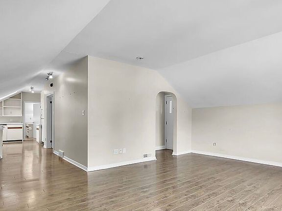 5th image of 732 Wellington St