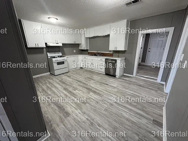 6155 S Hydraulic St — Photo 3