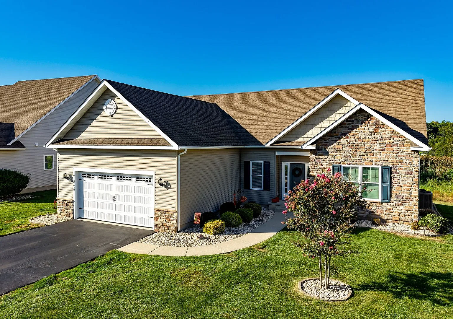 Single Family home in Windstone — Photo 2