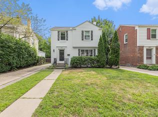 1605 Bournemouth Rd, Grosse Pointe Woods, MI 48236