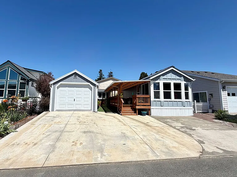 111 Pond Ln — Photo 1