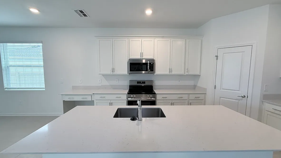 5 bed, 2455 sqft, $2,900 — Photo 3
