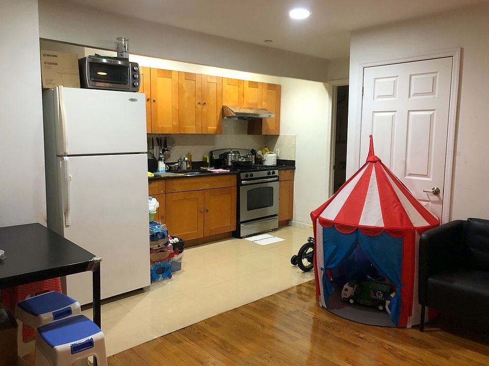 2nd image of 729 40th St #3A