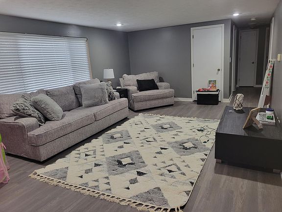 3rd image of 427 Valley Mills Dr