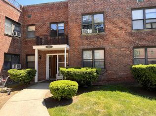 110 Division Ave APT 2E, Levittown, NY 11756