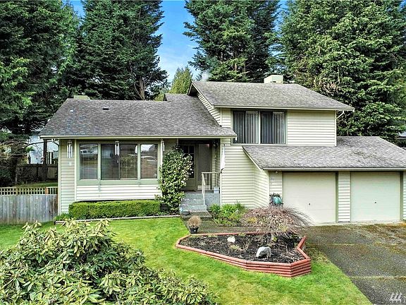 Another front view showing entrance clearer and back yard on the side!