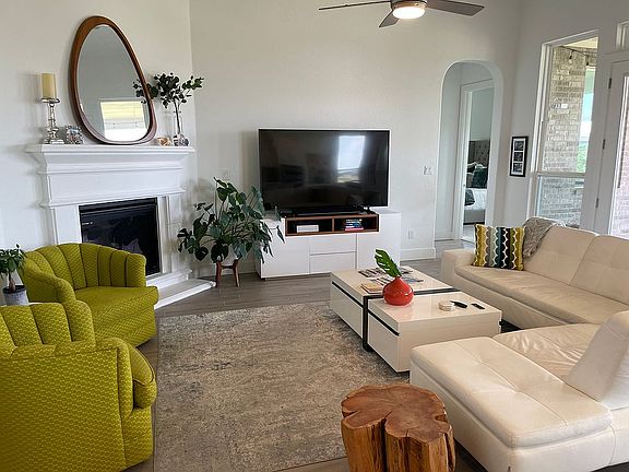 4th image of 224 Honey Bee Ln