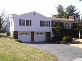 7 Pasture Ln, Poughkeepsie, NY 12603