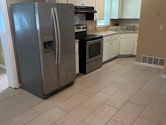 3rd image of 227 Kingswood Rd
