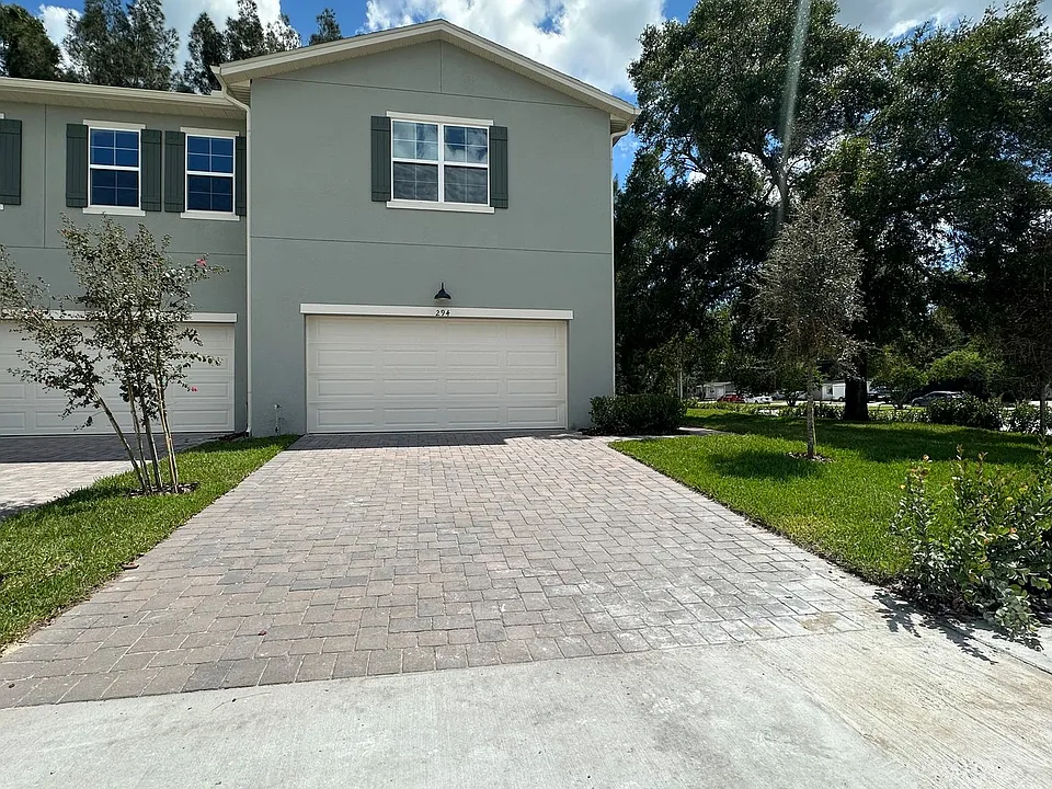 294 NE Triplet Dr