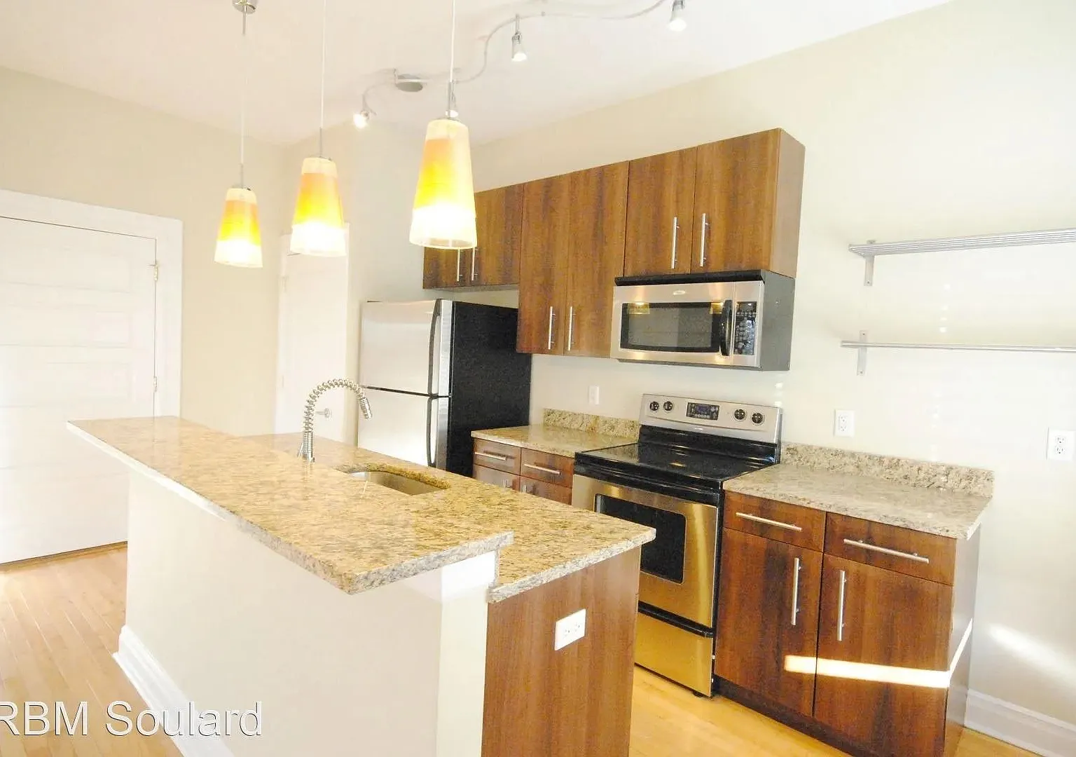 1 bed, 900 sqft, $1,050 — Photo 1