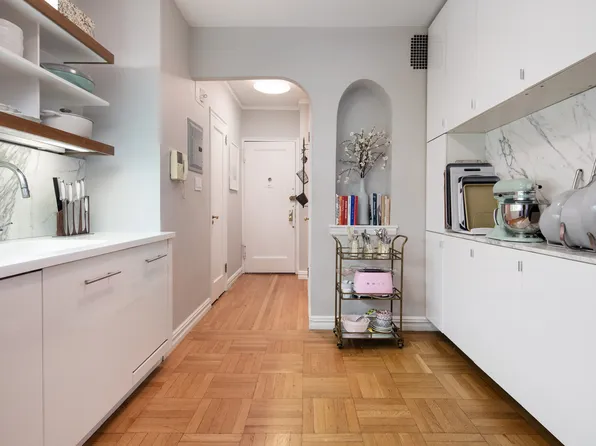 225 West 25th Street 2H image 3 of 7