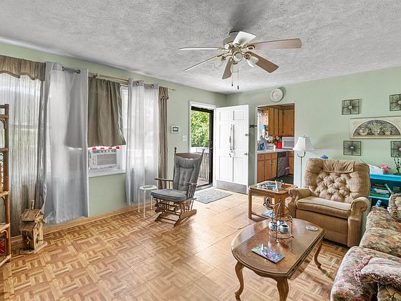 3rd image of 120 Jay Dr