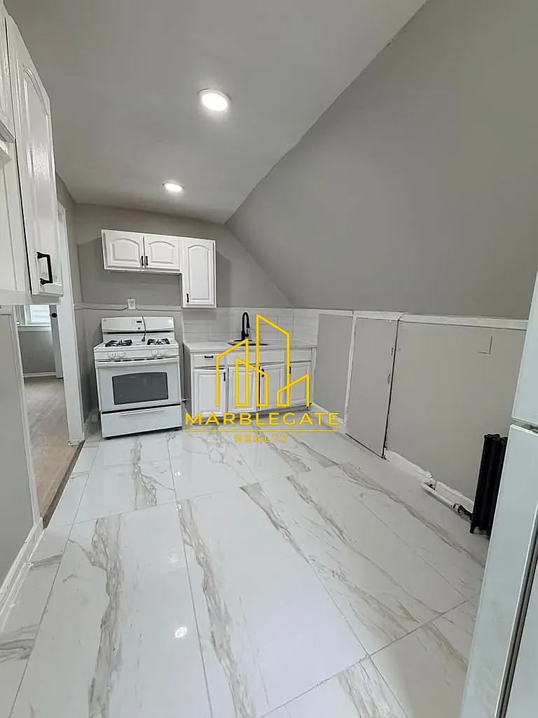 2 bed, 850 sqft, $1,800 — Photo 2