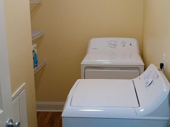 Laundry room, new w/d