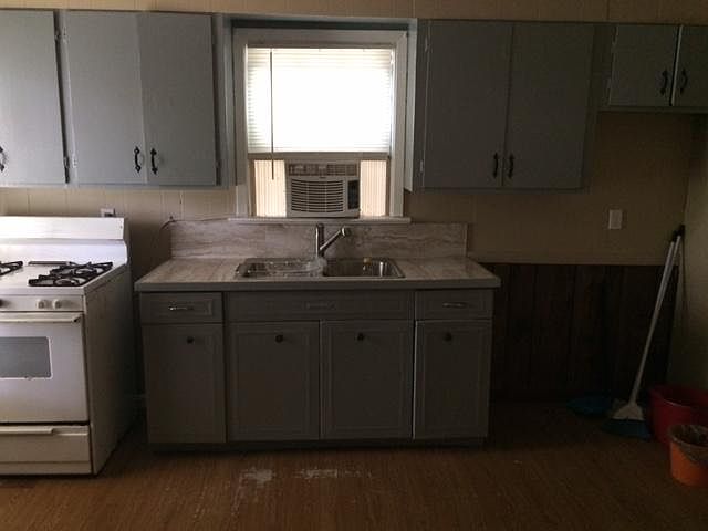 2nd image of 922 Washburn Ave