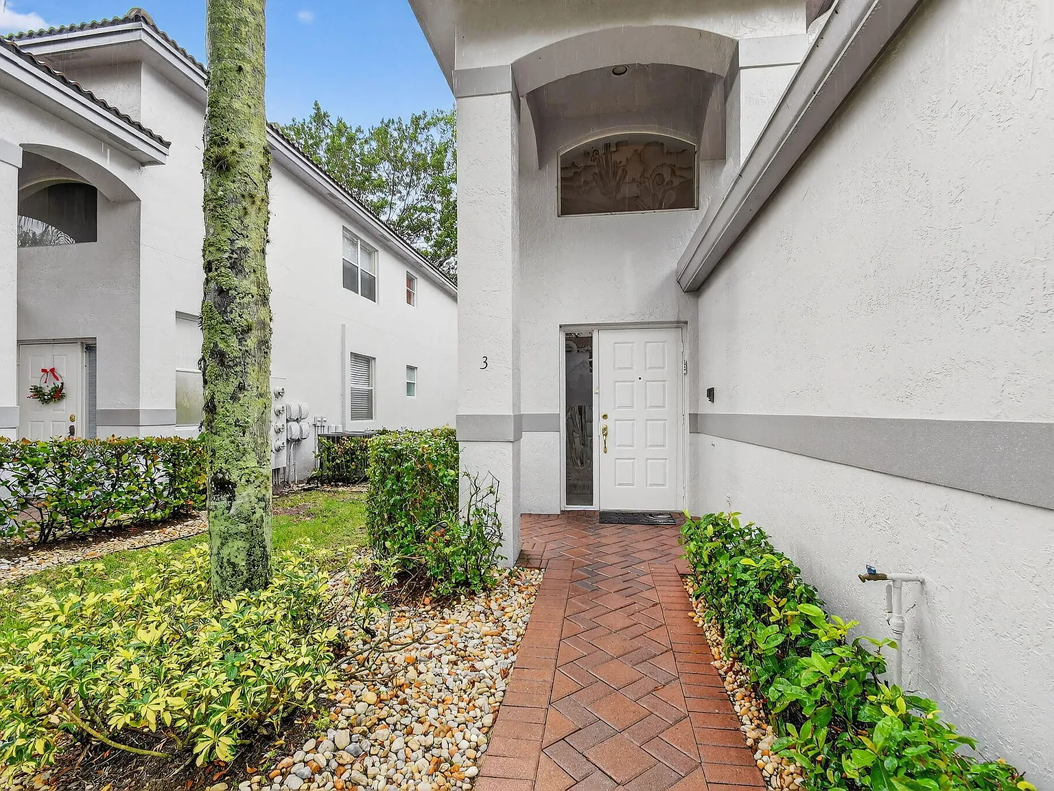 3 bed, 2.0 bath, 1523 sqft, $3,200 — Photo 4