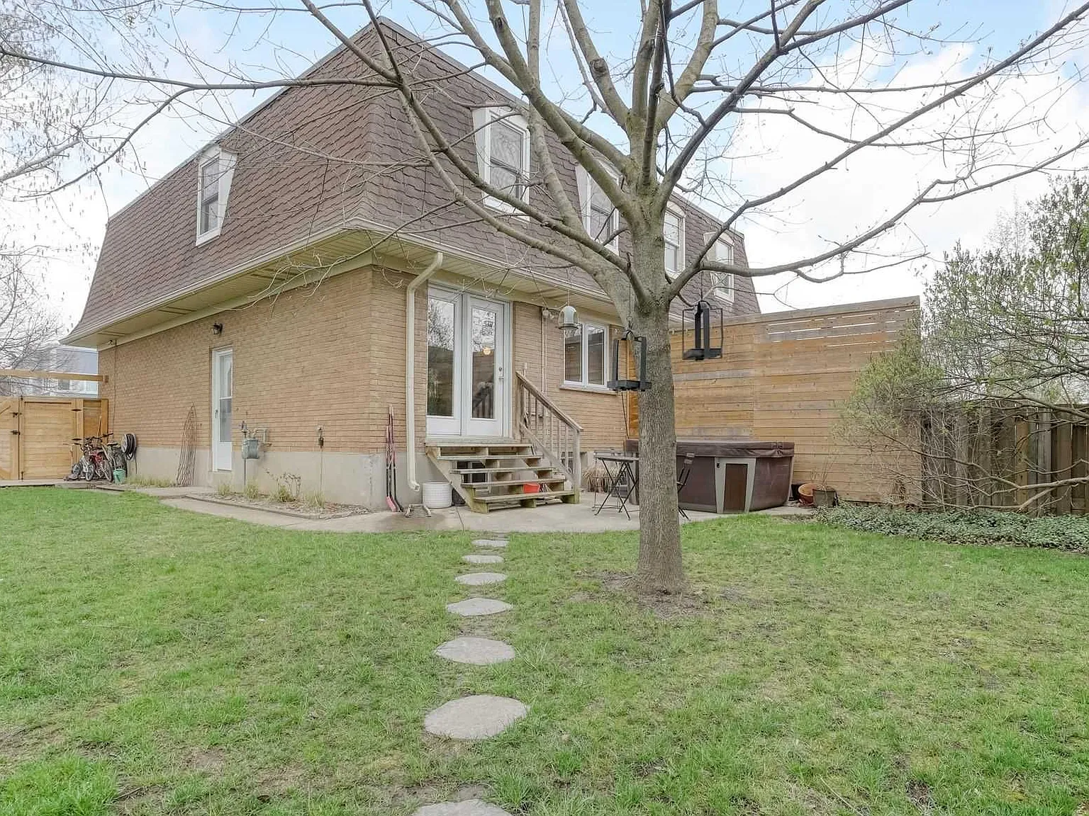 4 bed, 1.5 bath, 1400 sqft, $2,500 — Photo 2