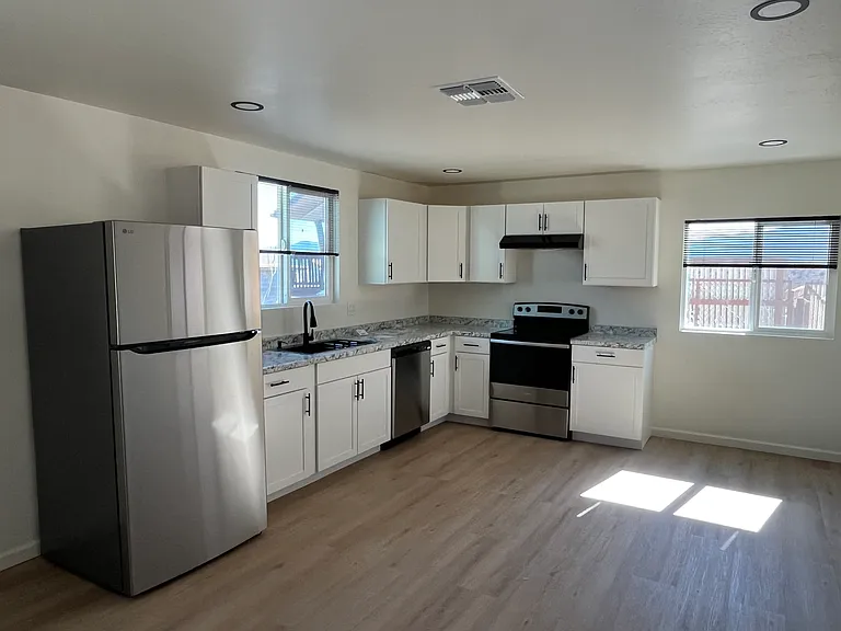 611 S 4th St — Photo 3