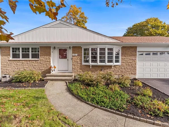 150 Crest Dr, Pawtucket, RI 02861