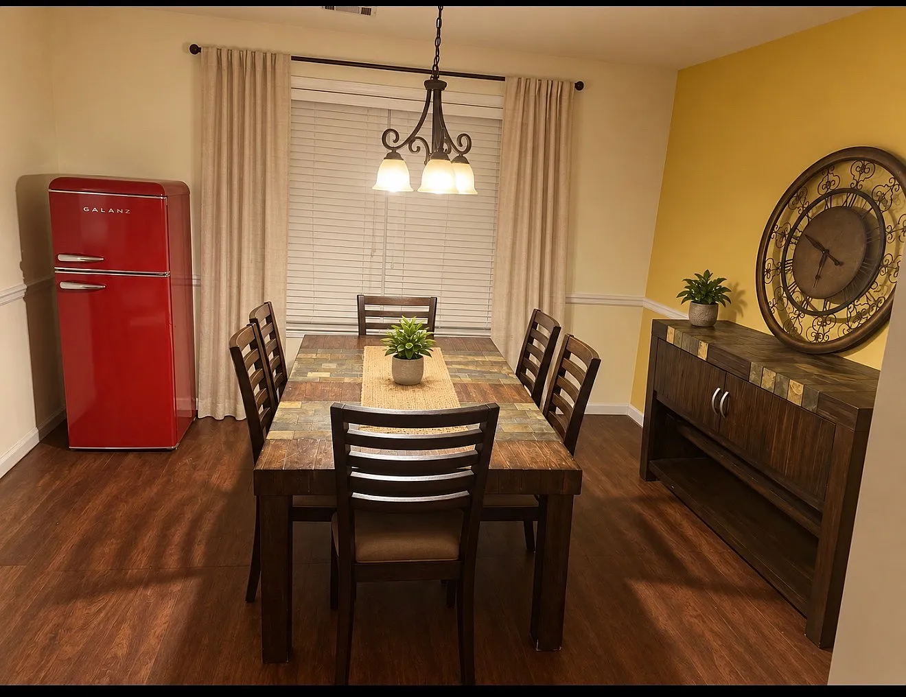 6 bed, 2.5 bath, 2485 sqft, $900 — Photo 2