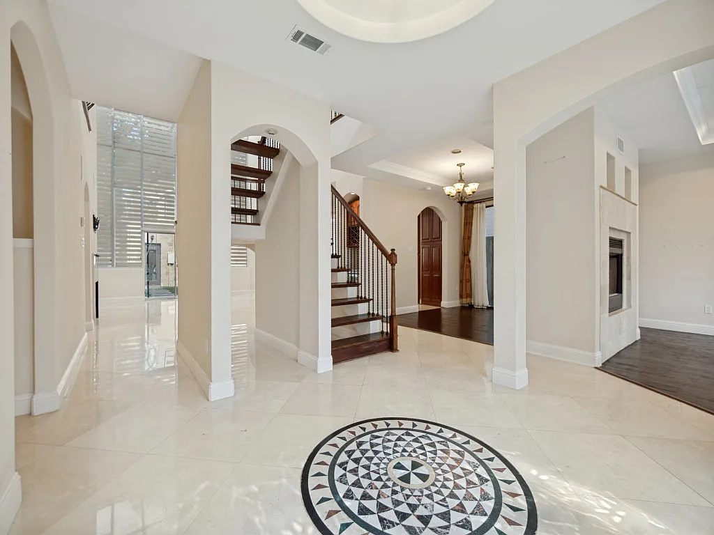 4 bed, 3279 sqft, $8,995 — Photo 3