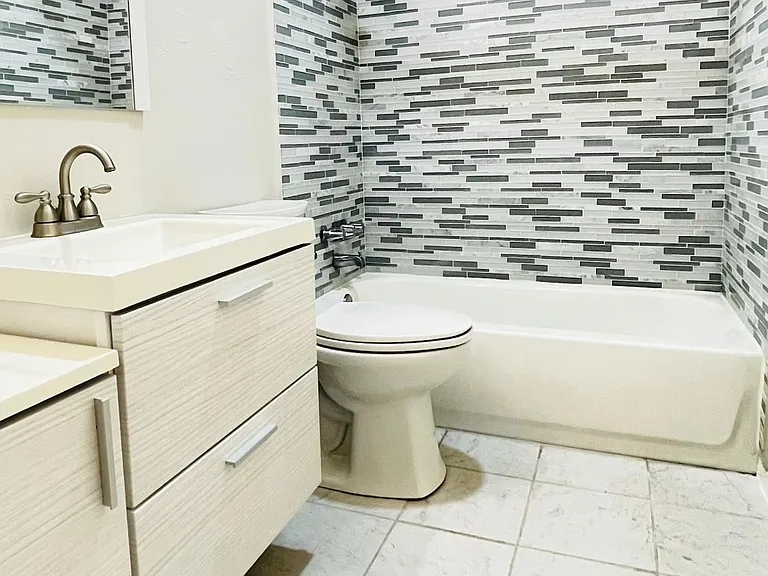Bathroom Tub/Shower