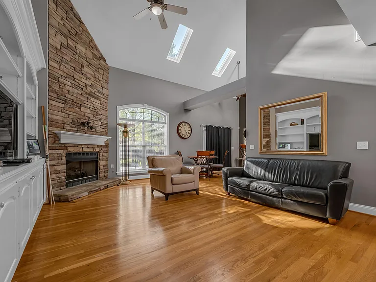 2185 Roswell Dr — Photo 4