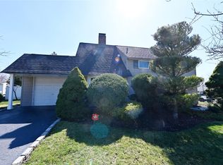 133 Willowood Dr, Wantagh, NY 11793