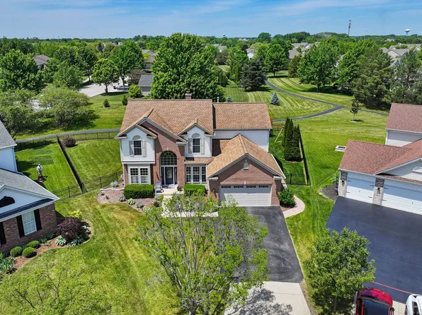 10 Hithergreen Ct, Algonquin, IL 60102