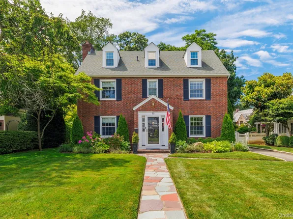 22 Oakdale Road, Rockville Centre, NY 11570