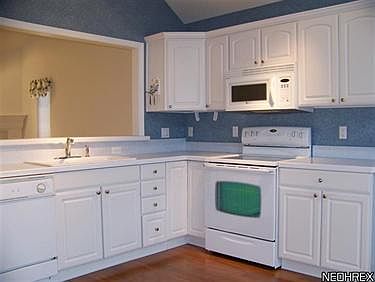 5th image of 4055 Sandview Dr