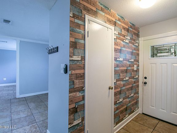 3rd image of 121 Royal Dr