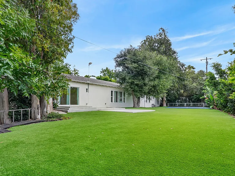 4711 Tyrone Ave — Photo 2