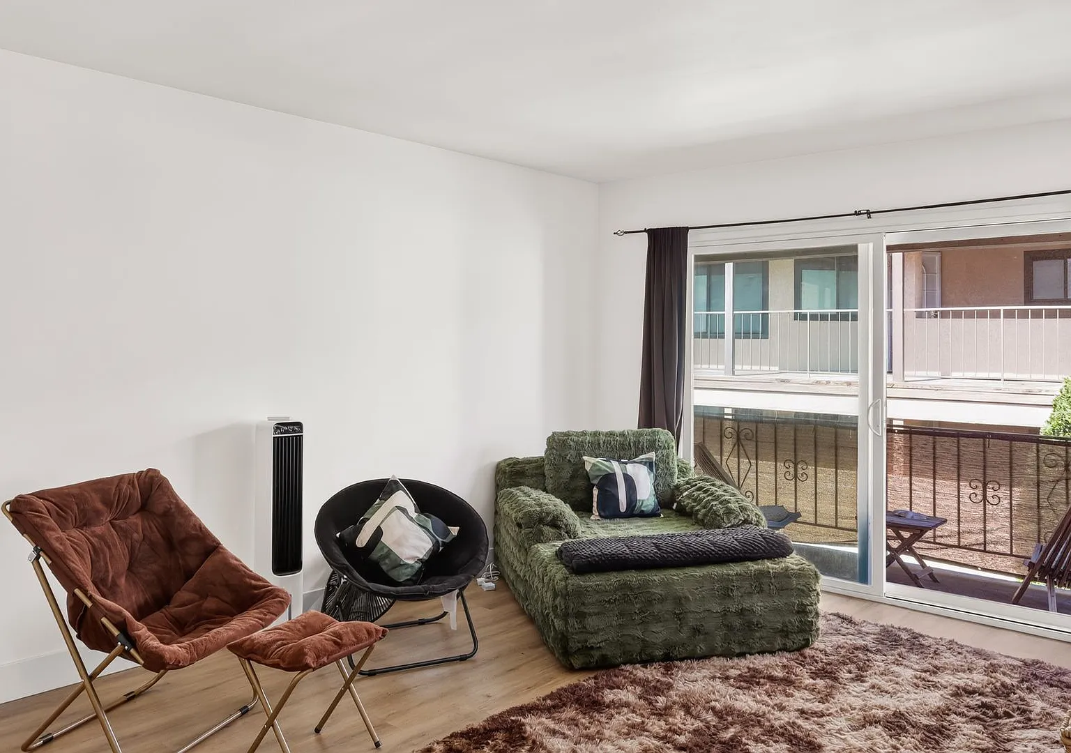 Charming 1 Bedroom Condo Just Blocks from the Beach! — Photo 2